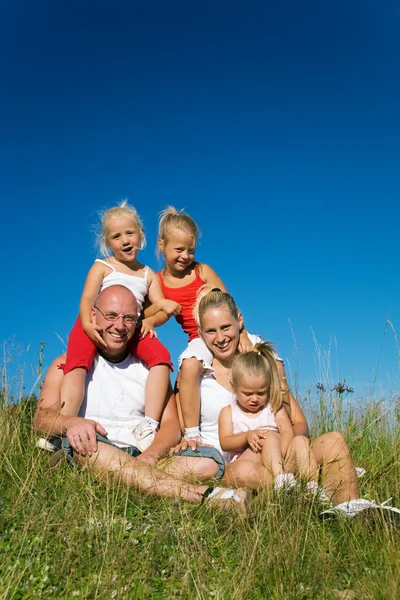 Šťastná rodina sedí — Stock fotografie