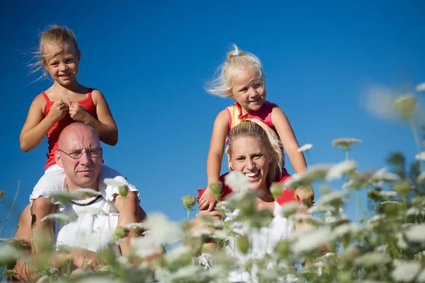 Lycklig familj sitter i en — Stockfoto
