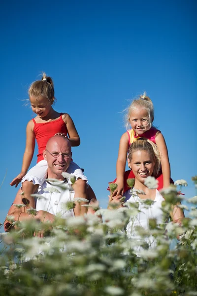 Lycklig familj sitter i en — Stockfoto