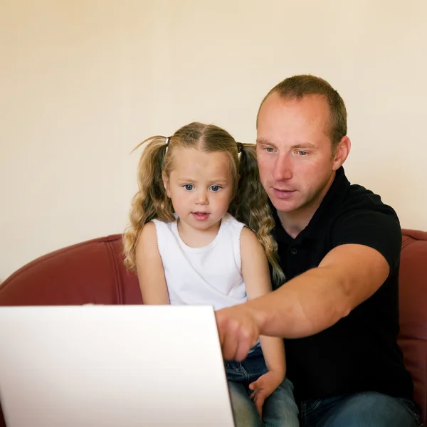 Отец учит свою дочь — стоковое фото