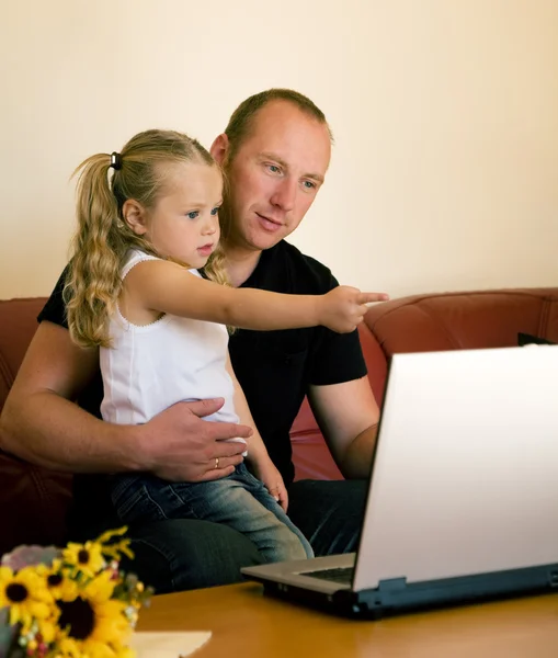 Padre che insegna a sua figlia — Foto Stock