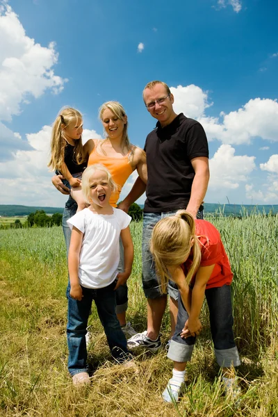 Familie im Gras bei einem — Stockfoto