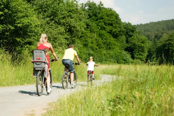 Сім'я з дитиною на велосипеді — стокове фото