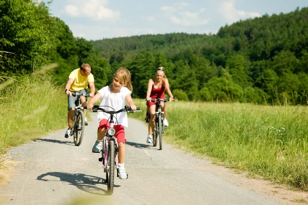 Familia con niños en sus bicicletas — Foto de Stock
