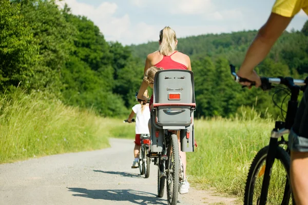 Οικογένεια με παιδί με τα ποδήλατά τους — Φωτογραφία Αρχείου