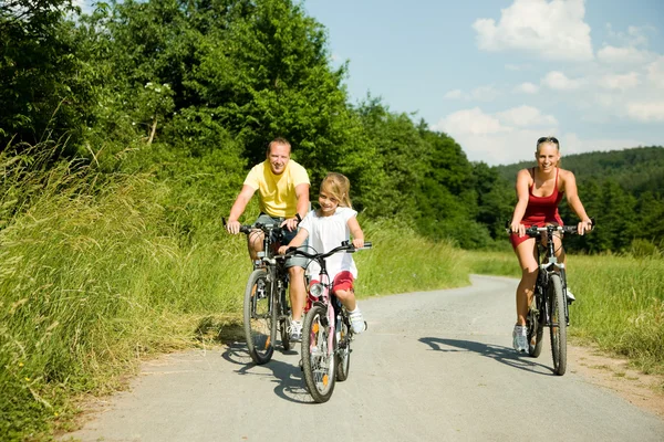 그들의 자전거에 아이와 가족 — 스톡 사진