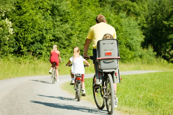 Familia con niños en sus bicicletas — Foto de Stock
