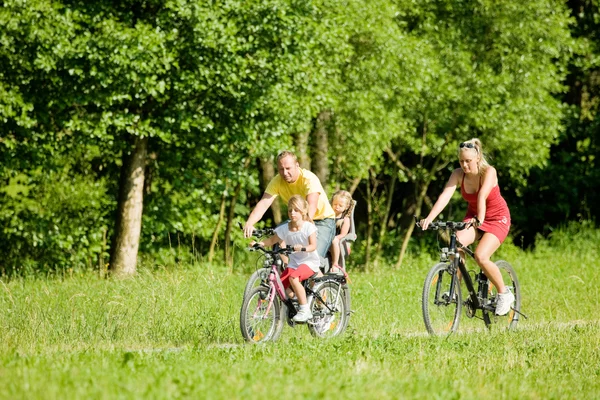 Aile ile çocuk bisiklet üzerinde — Stok fotoğraf