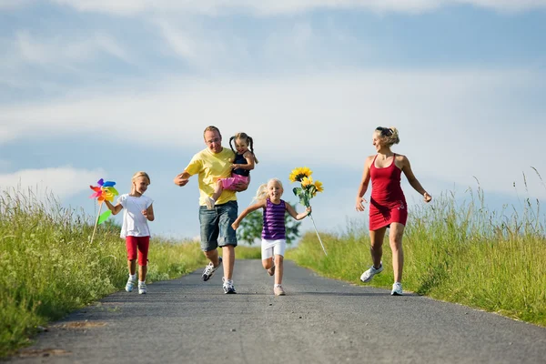 Οικογένεια με τρία παιδιά που τρέχουν — Φωτογραφία Αρχείου