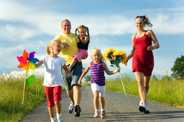 Οικογένεια με τρία παιδιά που τρέχουν — Φωτογραφία Αρχείου