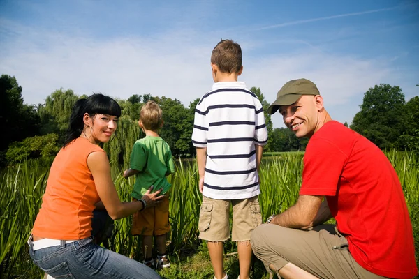 Familie in het gras op een — Stockfoto