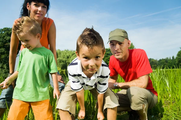 Familia en la hierba en un —  Fotos de Stock