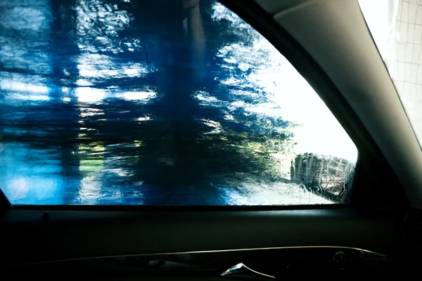 Вода падає на вікно автомобіля — стокове фото