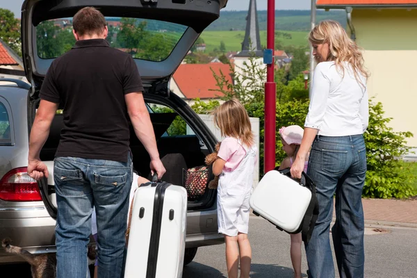 Familie reizen met de auto naar hun vakantie — Stockfoto