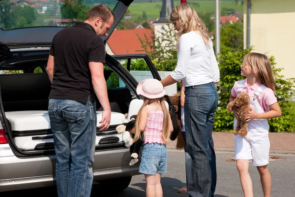 Famiglia in viaggio in auto per le loro vacanze — Foto Stock