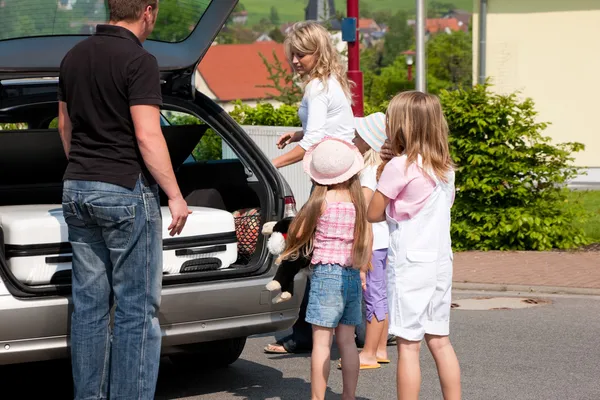 Familj reser med bil till sin semester — Stockfoto