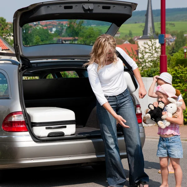 Familj reser med bil återvänder från semester — Stockfoto