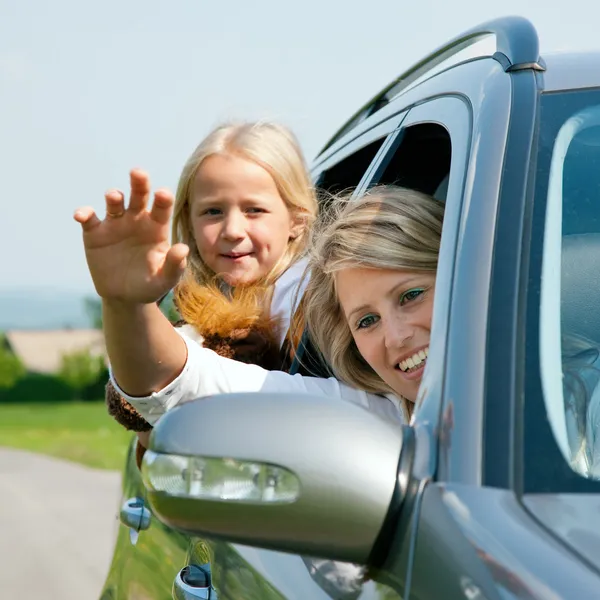Familie reizen met de auto, moeder — Stockfoto