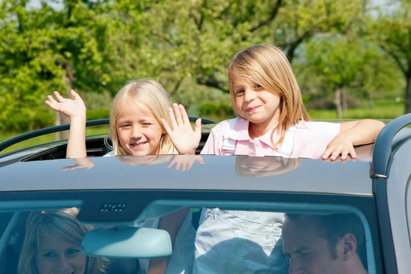 行驶的汽车，孩子们的家庭 — 图库照片