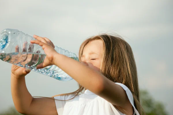 Kid drinking water from a bottle — Stock Photo, Image