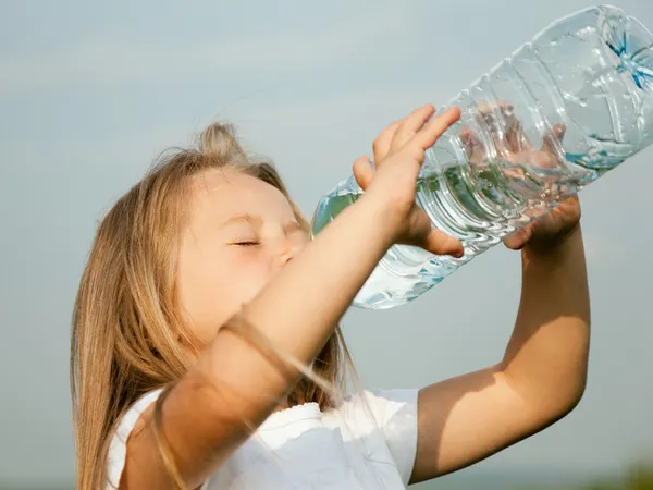 Kind trinkt Wasser aus der Flasche — Stockfoto