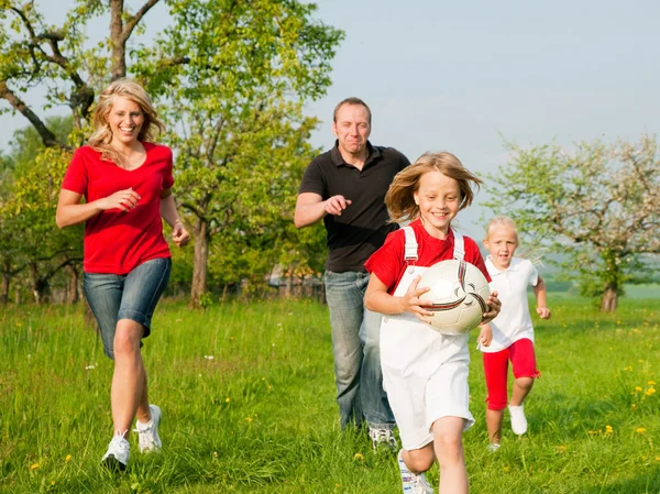 Mutlu aile futbol oynuyor. — Stok fotoğraf