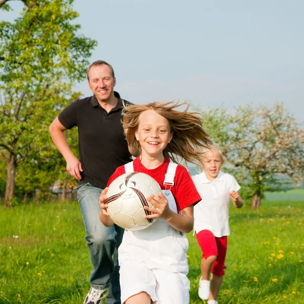 Šťastná rodina hraje fotbal — Stock fotografie