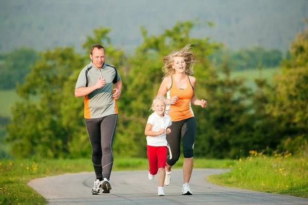 Família jogging ao ar livre com — Fotografia de Stock