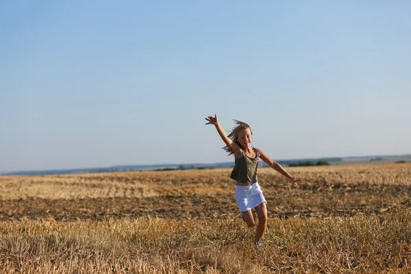 เด็กผู้หญิงวิ่งผ่าน — ภาพถ่ายสต็อก
