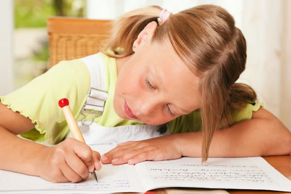 Девочка готовит домашнее задание — стоковое фото