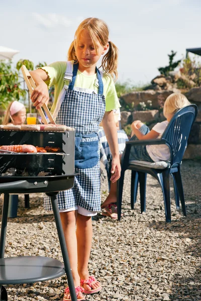 Famiglia che fa una festa barbecue — Foto Stock