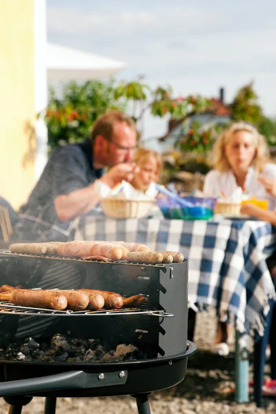 Famille ayant un barbecue dans le — Photo