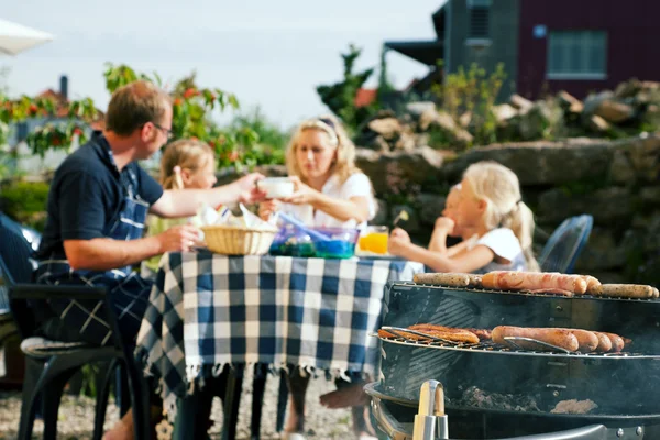 Familie met een barbecue in de — Stockfoto