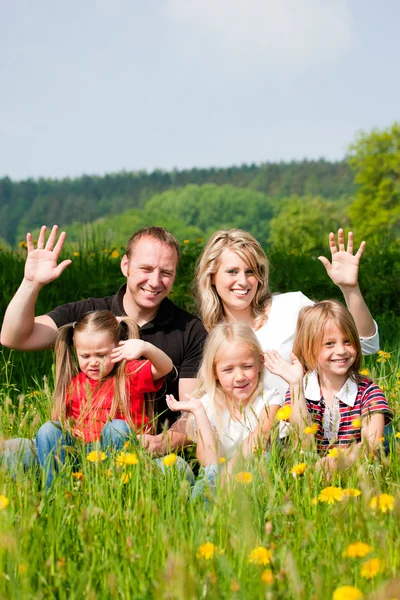 Очень счастливая семья с тремя детьми — стоковое фото