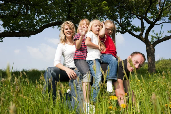 Sehr glückliche Familie mit drei Kindern — Stockfoto