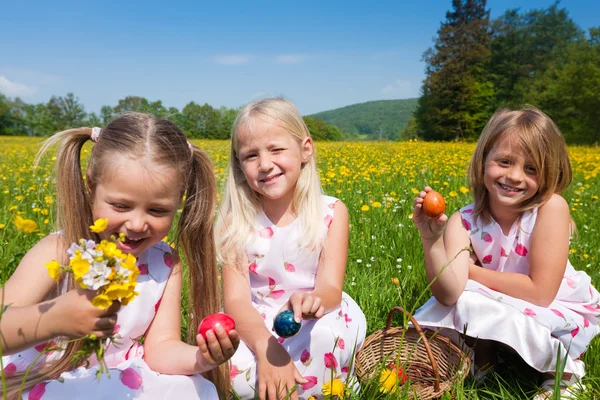 Kinder an einem schönen sonnigen Tag — Stockfoto