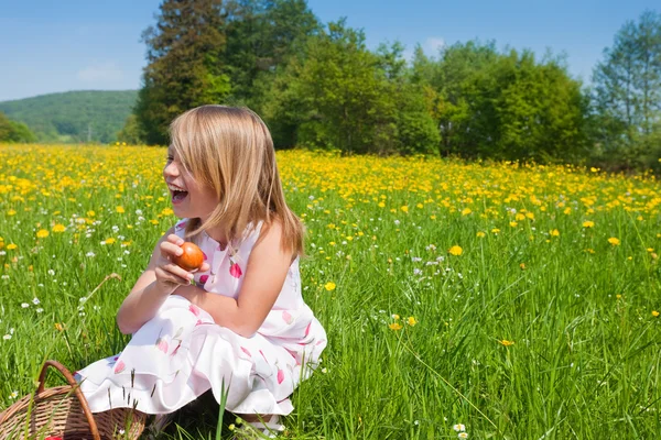 Kleines Mädchen auf einem schönen sonnenbeschienenen — Stockfoto