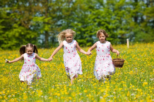 Children on an Easter Egg hunt — Stock Photo, Image