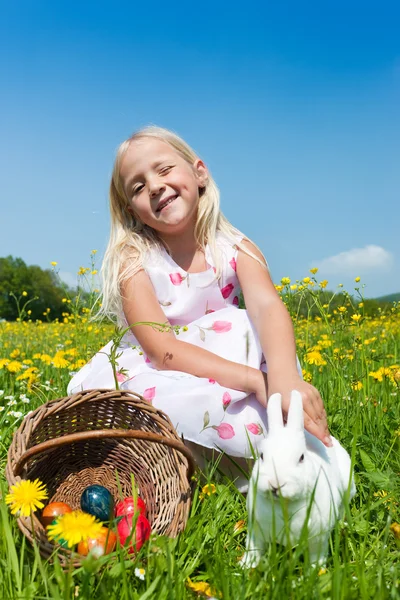抚摸着复活节兔子的儿童 — 图库照片