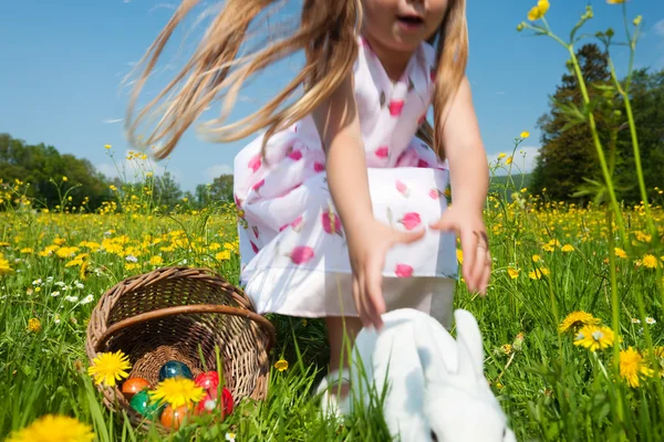 Criança acariciando o coelho da Páscoa — Fotografia de Stock