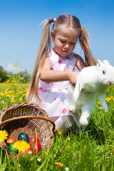 Niño acariciando el conejo de Pascua — Foto de Stock