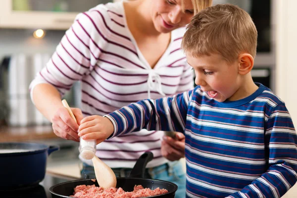 Familjen matlagning i deras kök — Stockfoto