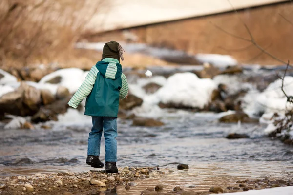 Маленький мальчик на прогулке вдоль — стоковое фото