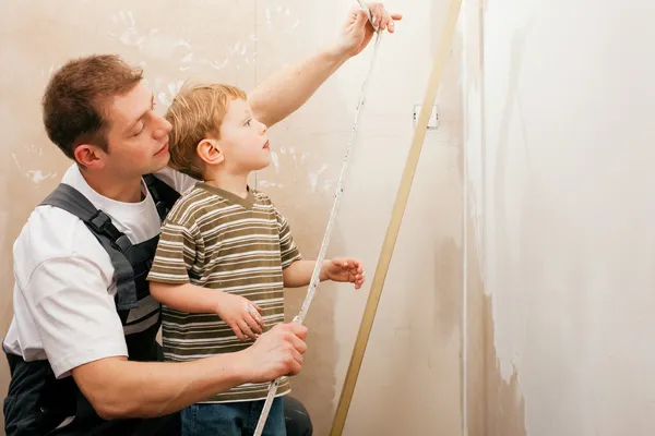 Father and son measuring a dry — Stock Photo, Image