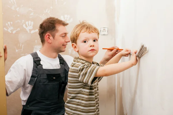 Father and son measuring a dry — Stock Photo, Image