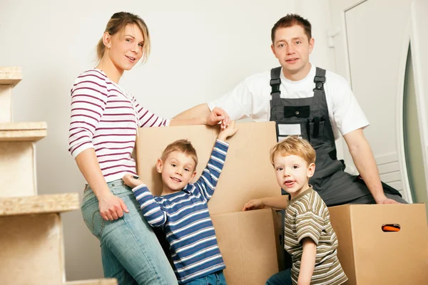 Família se movendo em seu novo — Fotografia de Stock