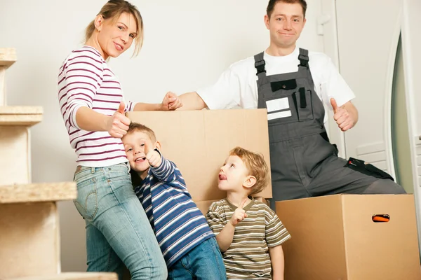 Familie verplaatsen in hun nieuwe — Stockfoto