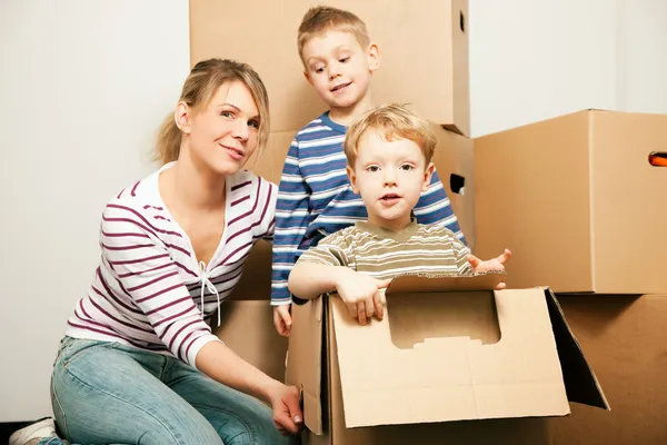 Family moving in their new — Stock Photo, Image
