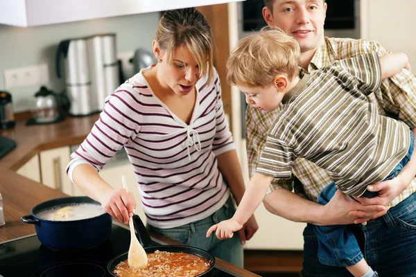 Οικογένεια που το μαγείρεμα στην κουζίνα τους — Φωτογραφία Αρχείου