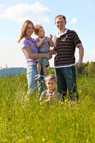 Семья с двумя мальчиками — стоковое фото